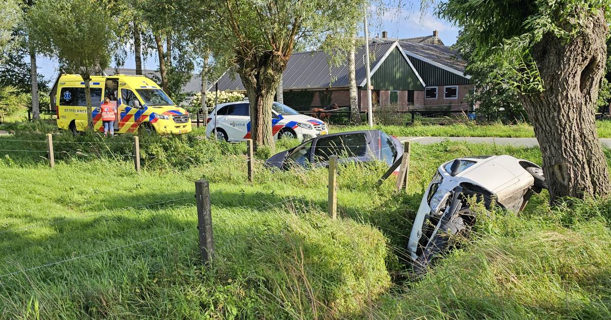 Twee auto’s duiken door harde botsing op Slagsteeg de sloot in.