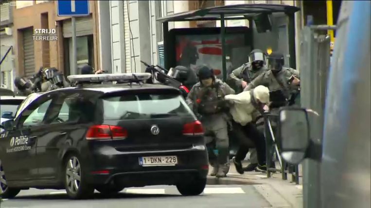 De arrestatie van Salah Abdeslam op 18 maart 2016 in de Vierwindenstraat in Molenbeek. De terreurverdachte werd door speciale eenheden neergeschoten en afgevoerd.  Beeld VTM