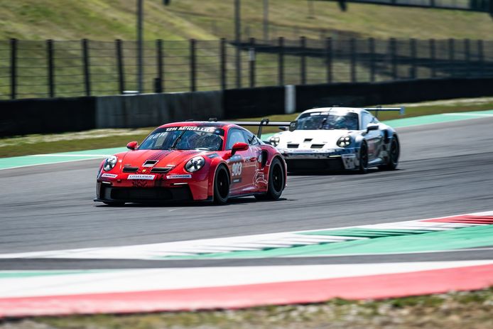 De Porsche van vader en zonen Redant op weg naar winst in Mugello.