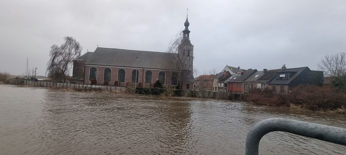 De waterstand was bijzonder hoog door het aangekondigde springtij.
