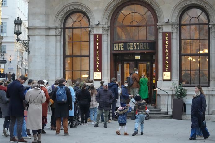 Mensen in de rij aan een café in Wenen gisteren.