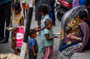 Kinderen op straat in de stad Guwahati.