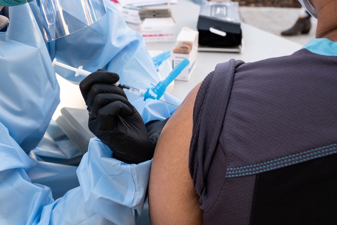 Il est possible que les personnes vaccinées, tout en étant protégées elles-mêmes contre la maladie, puissent transmettre le virus.