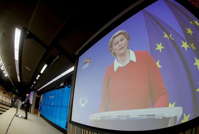 Europees Commissievoorzitter Ursula von der Leyen en Europees president Charles Michel op een virtuele persconferentie vanmiddag.