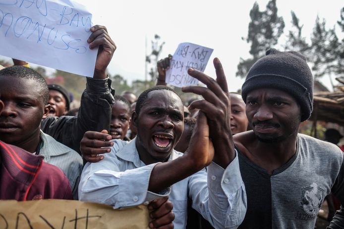 Demonstranten clashen met politieagenten in Sake, zo'n 24 kilometer ten westen van Goma.