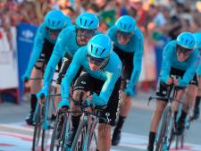 Astana wint chaotische ploegentijdrit, valpartij Roglic en Kruijswijk