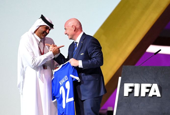 FIFA president Gianni Infantino (r) en sjeik Khalid Bin Khalifa Bin Abdulaziz al-Thani.