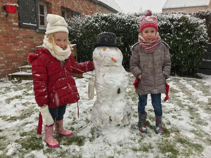 Deze kindjes maakten van de gelegenheid meteen gebruik om een sneeuwman te maken.