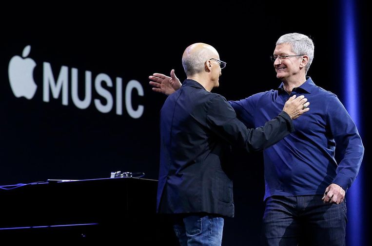 Apple CEO Tim Cook (rechts) en Jimmy Lovine tijdens de lancering van Apple Music in 2015.  Beeld AP