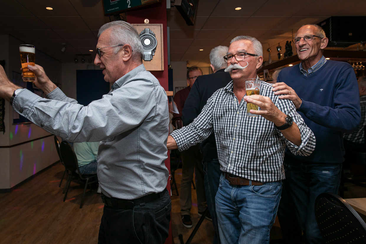 Joop Luij (met snor), voormalig chef van Henk Ossebaar. Beeld Dingena Mol