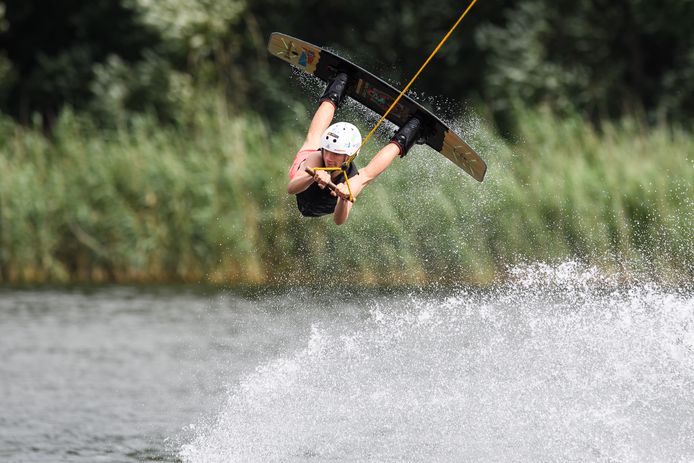 Enschede - De pas 14-jarige Lucas ter Weele is voor de vierde keer Nederlands Kampioen wakeboarden onder de 18 jaar geworden.