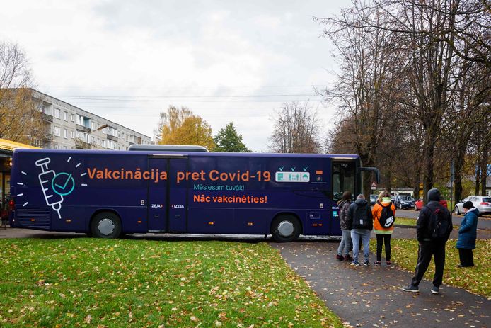 Een rij mensen staat in Riga (Letland) te wachten om ingeënt te worden.