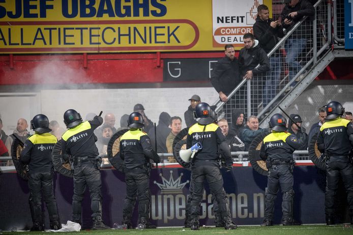 Zes agenten en twee stewards raakten gewond bij de rellen