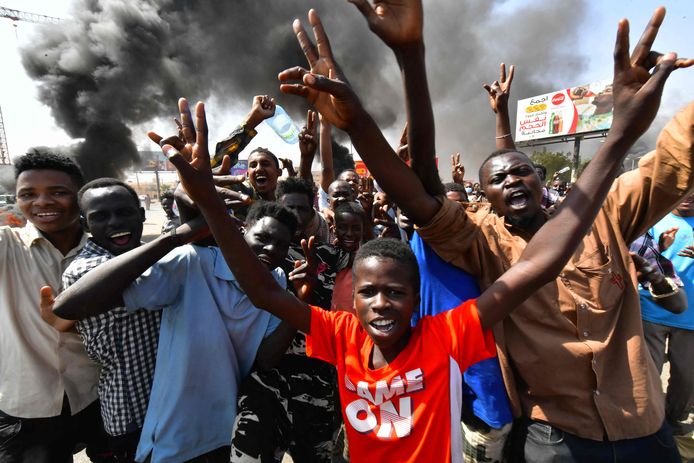 Soedanezen protesteren tegen de militaire coup in Omdurman.