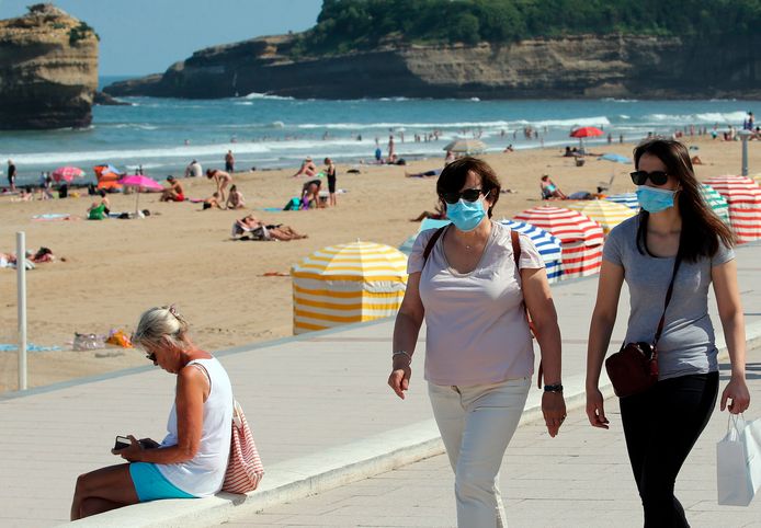 Enkele toeristen met een mondmasker in Biarritz, in het zuidwesten van Frankrijk.