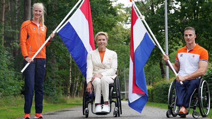 Fleur Jong en Jetze Plat dragen op de openingsceremonie van de Paralympische Spelen de Nederlandse vlag. In het midden chef de mission Esther Vergeer.