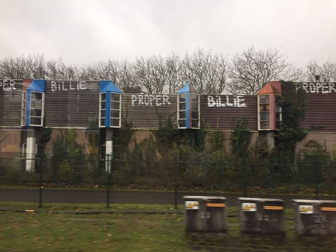 De naam 'Billie Proper' duikt op allerlei plaatsen op en dan vooral langs het spoor.