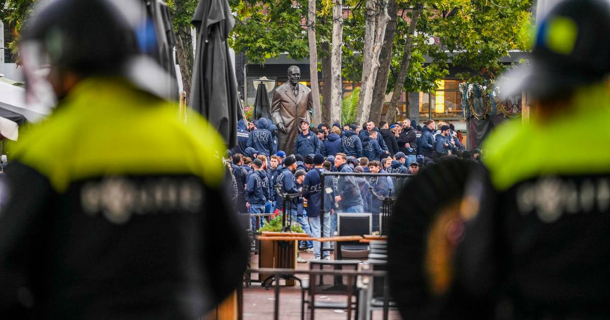 Clumsy waitress pushed by fans FC Zurich, ME closes the group on Markt |  Instagram