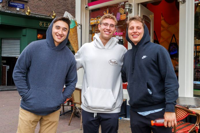 Drie Amerikaanse toeristen, John, Tommy en Jack, waren daar nog niet op de hoogte van het blowverbod: ,,Dan hebben wij die regel dus al gebroken.”