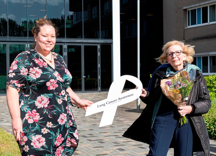 Longarts Gwenda Vleeshouwers (links) houdt het white ribbon-logo vast. Samen met mevrouw De Keijzer-Verhoeven, die ook een van haar patiënten is.