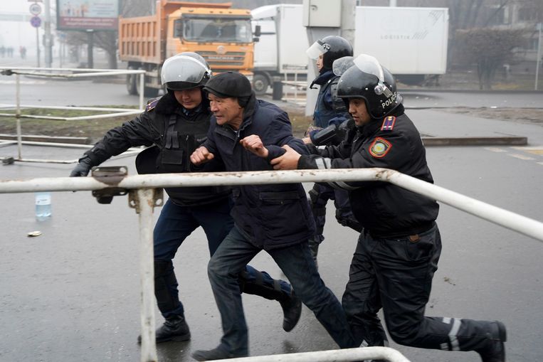 Agenten grijpen een arrestant vast bij een protest in Almaty, Kazachstan. Beeld Vladimir Tretyakov / AP