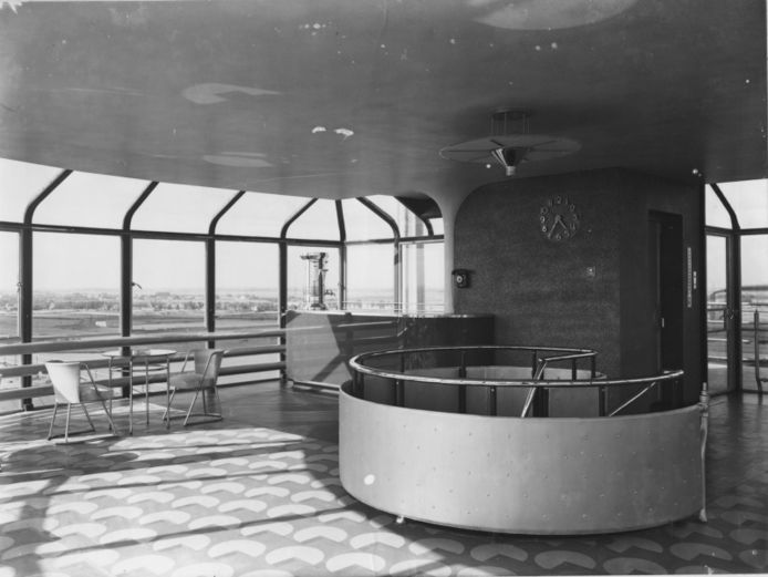 Dit is de piepjonge Van Nelle Fabriek in 1930, gekiekt voor de