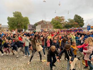 Jong en oud vangt elk jaar 2.500 echte kippenpoten in Londerzeel: “Onze deelgemeente wilde in 2007 ook een Kiekenpootworp organiseren. Zo niet, hé...”