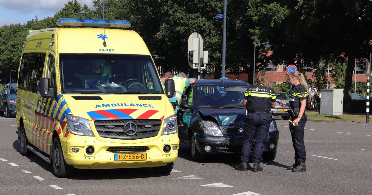 Automobilist raakt lichtgewond bij botsing in Waalwijk.