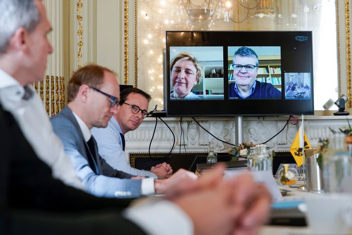 Hilde Crevits moest net als haar collega-minister Bart Somers deelnemen aan persconferenties via videoverbinding.