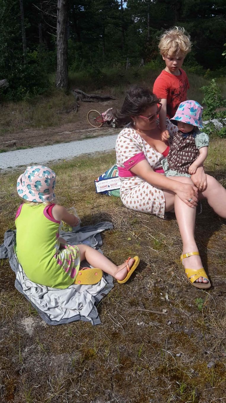 Pieternel Wierenga met haar drie kinderen (Harm, Willemien en Toos) op Vlieland.  Beeld Pieternel Wierenga