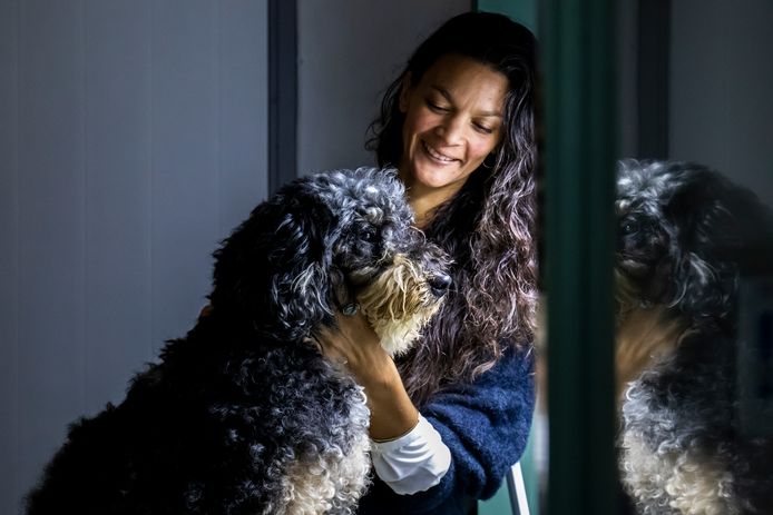 Dierenarts Hélène Severing van HeelDier gaat op zoek naar de oorzaak van ziektes bij hond en kat.