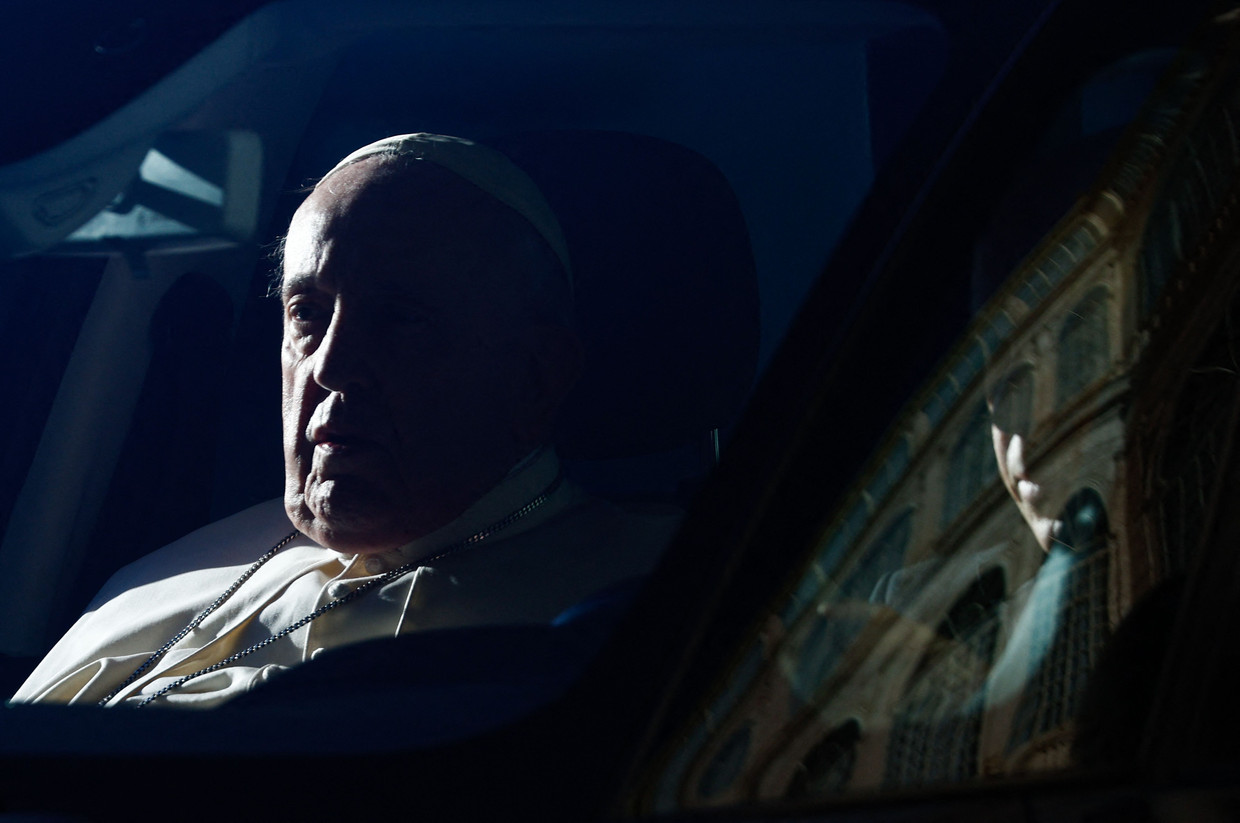 Paus Franciscus is, begin januari, op weg naar een ontmoeting met de Italiaanse premier.