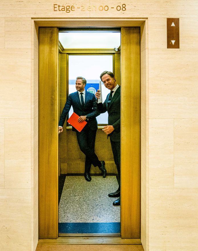 Demissionair premier Mark Rutte en demissionair minister Hugo de Jonge van Volksgezondheid gaven een persconferentie over het coronabeleid.