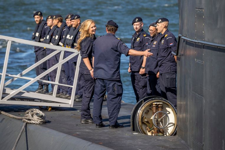 Prinses Amalia gaat aan boord van de onderzeeboot Zr.Ms. Zeeleeuw tijdens haar kennismaking met de Koninklijke Marine. Beeld Koninklijk huis/Defensie 