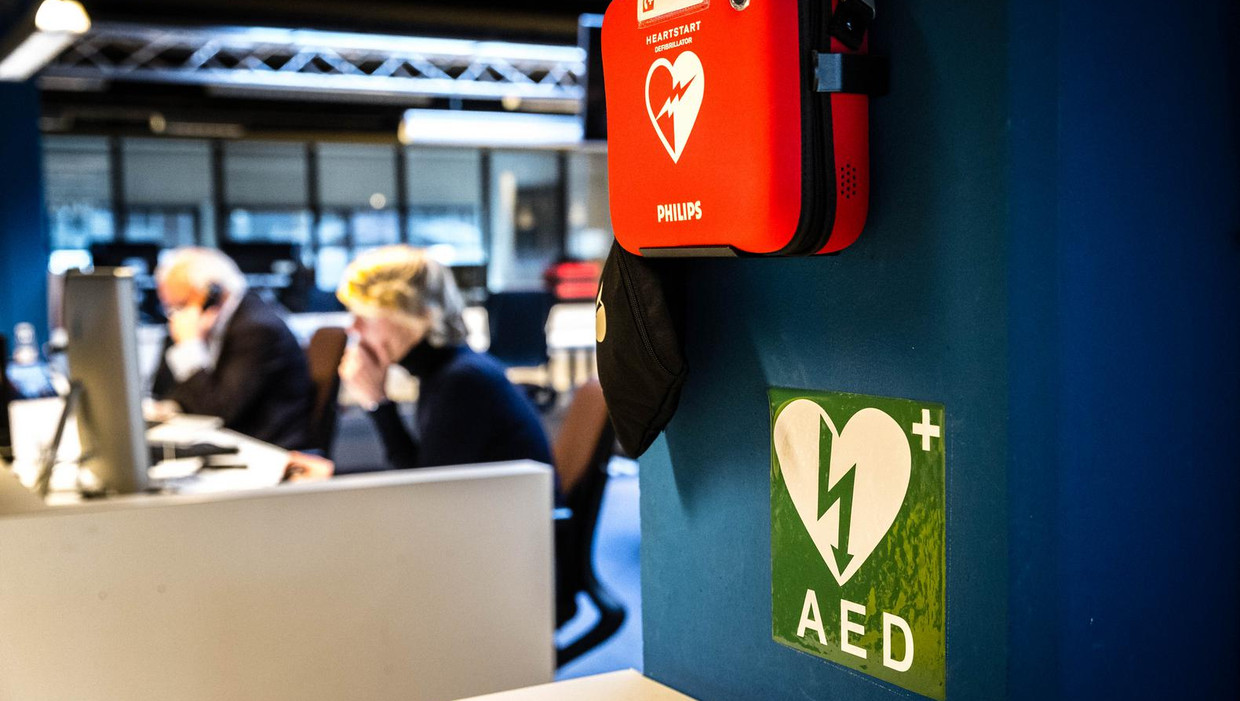 Een automatische externe defibrillator op de werkvloer Beeld anp