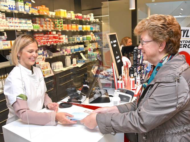 Gratis mondmaskers van overheid gaan vlot over de toonbank bij apothekers: “Gemiddeld 200 per minuut”