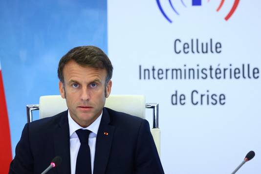 De Franse president Emmanuel Macron na een crisisberaad rond de rellen vorige week.