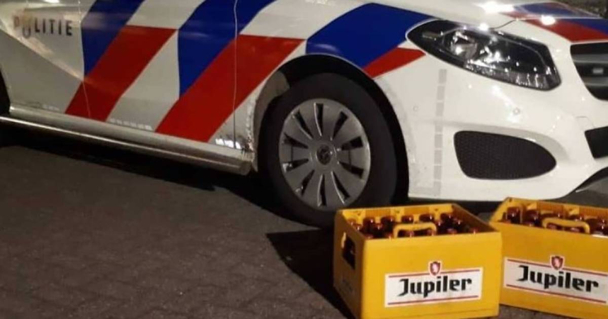 Politie biedt kratten bier aan in Berghem, jongeren happen toe.