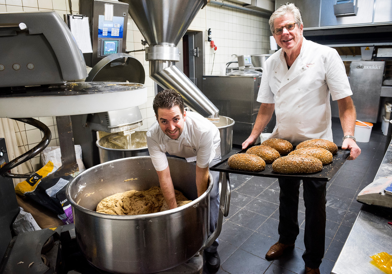 Bakkerij Verkerk, het oudste familiebedrijf van Nederland, blijkt nog ouder dan gedacht. Vader Kees en zoon Rick Verkerk in de bakkerij.