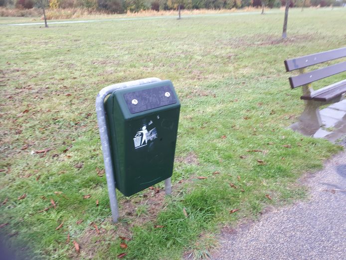 Een afgesloten afvalbak in park De Mirakel in Goes.