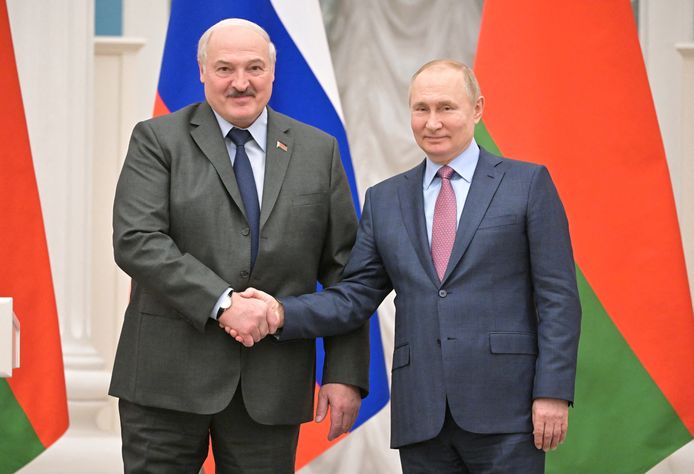 De Wit-Russische president Aleksandr Loekasjenko eerder deze maand samen met Russisch president Vladimir Poetin. Wit-Rusland steunt Rusland in het conflict met Oekraïne.