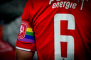 Voetballers in de eredivisie dragen de regenboogband om zich uit te spreken voor homoseksualiteit in de voetballerij.