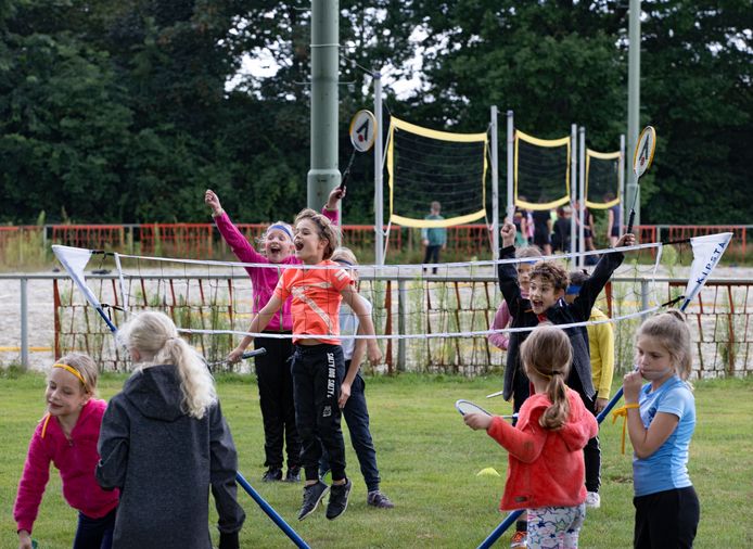 Deelnemertjes aan de Olympic Summer van Kindervakantiewerk Budel strijden om eremetaal.
