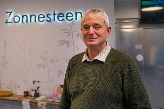 Directeur Danny Coremans van WZC Zonnesteen is blij met de hulp van Defensie.