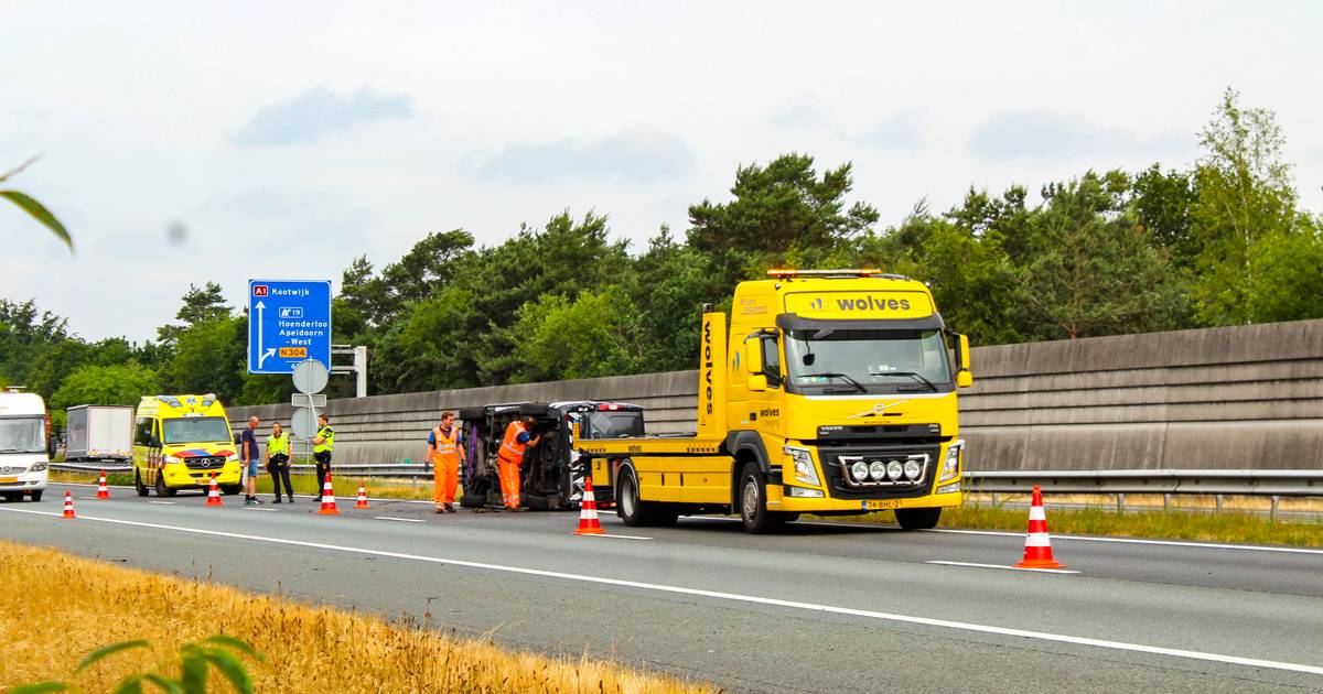 Lange file op A1 tussen Ugchelen en Apeldoorn na ongeluk: rijstrook dicht door kapotte vangrail.