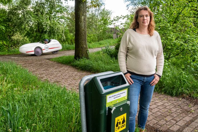 Paula Hartkamp bij de publieke afvalbak die zij en haar man in de Olmenhof in Dieren hebben 'geadopteerd'.