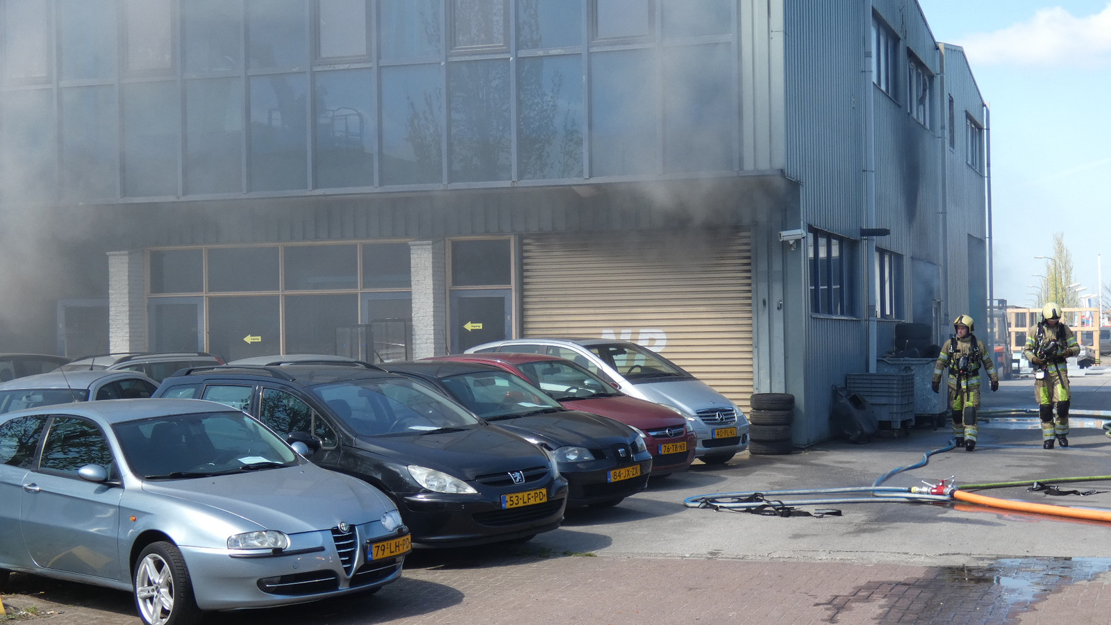 Grote brand bij garage in Veenendaal; rookwolken op A30 te zien Foto