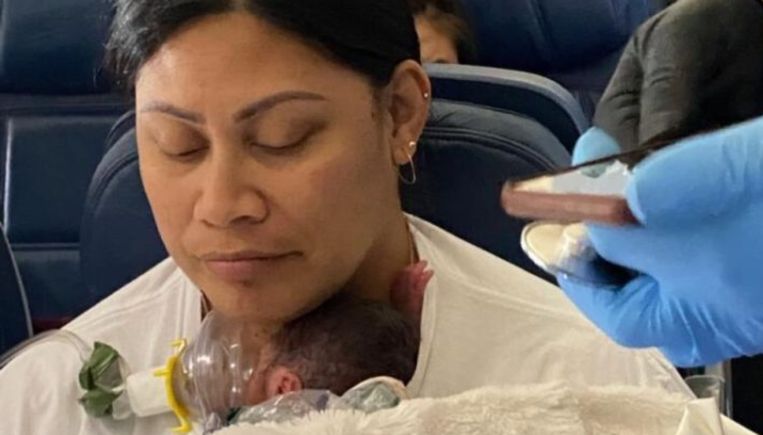 Lavinia wist niet dat ze zwanger was toen ze plotseling in het vliegtuig beviel van haar zoon Beeld GoFundMe