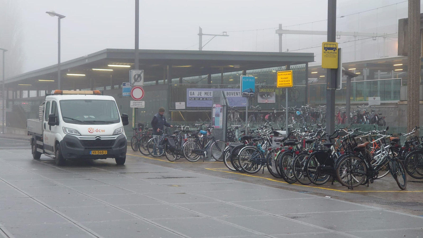 DCW is dinsdagmiddag bezig met het verplaatsen van verkeerd gestalde fietsen.