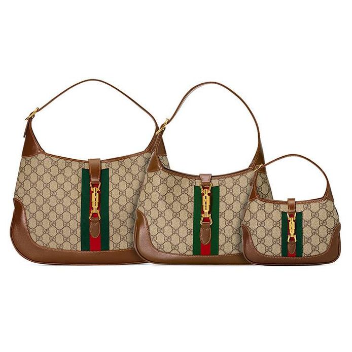 De Jackie Bag van Gucci in drie verschillende formaten, met het gekende patroon en gesp.